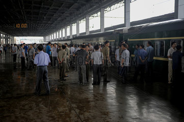 Pjoengjang  Nordkorea  Menschen am Bahnsteig des Bahnhofs
