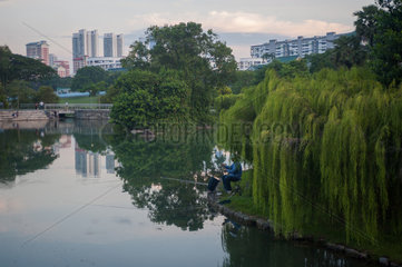 Singapur  Republik Singapur  ein Angler im Bishan-Park
