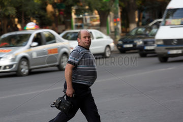 Chisinau  Moldau  ein Mann ueberquert eine befahrene Strasse