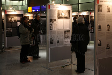 Berlin  Deutschland  die Ausstellung -Sonderzuege in den Tod- am Potsdamer Platz