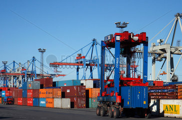Hamburg  Deutschland  ein Van-Carrier auf dem Containerterminal Buchardkai