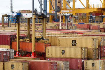 Bremerhaven  Deutschland  Verladung von Containern am MSC Containerterminal