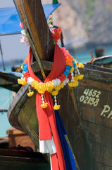 Ao Nang  Thailand  Longtailboote vor Ko Phi Phi Leh