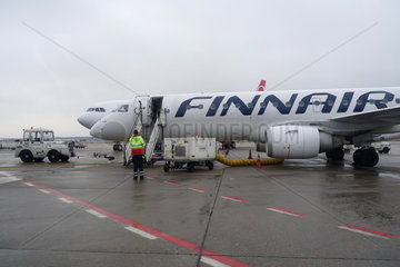 Berlin  Deutschland  Flugzeug der Finnair und Ramp Agent auf dem Vorfeld des Flughafen Berlin-Tegel