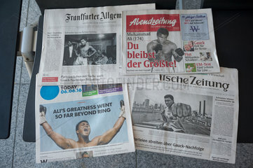 Muenchen  Deutschland  Tageszeitungen berichten ueber den Tod des Boxers Muhammad Ali