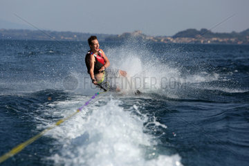 Capodimonte  Italien  Junge stuerzt beim Wasserskifahren auf dem Bolsenasee