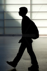 Berlin  Deutschland  Silhouette eines Jungen mit Schulranzen