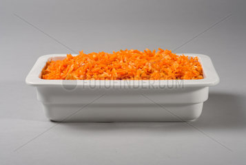 Berlin  Deutschland  Karotten-Rohkost in einer weissen Porzellanschale