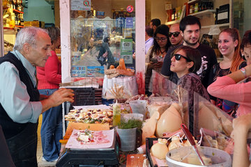 Syrakus  Italien  Menschen kaufen Schinken und belegte Baguettestangen bei einem Einzelhaendler
