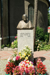 Swinemuende  Polen  Statue von Papst Johannes Paul II vor einer Kirche
