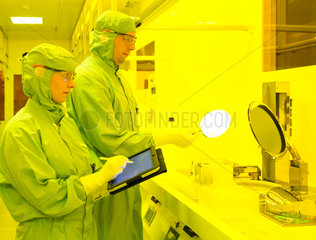 Dortmund  Deutschland  Wissenschaftler bei iX-factory arbeiten im Reinraum