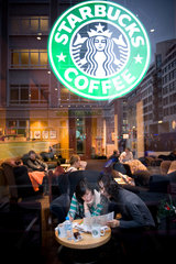 Berlin  Deutschland  Studentinnen bei Starbucks in der Friedrichstrasse