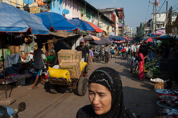 Mawlamyaing  Myanmar  Menschen auf einem Strassenmarkt