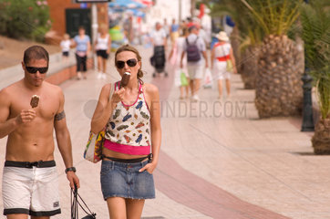 Los Cristianos  Spanien  Besucher an der Strandpromenade