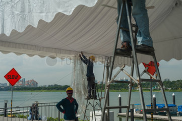 Singapur  Republik Singapur  Arbeiter errichten ein Baldachin
