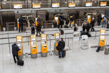 Muenchen  Deutschland  Passagiere an den Check-in Automaten am Flughafen Muenchen