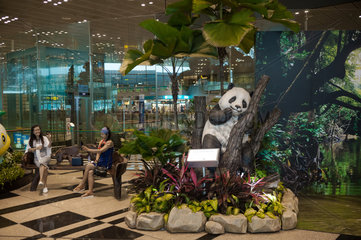 Singapur  Republik Singapur  Passagiere im Abflugbereich des Flughafen Singapur