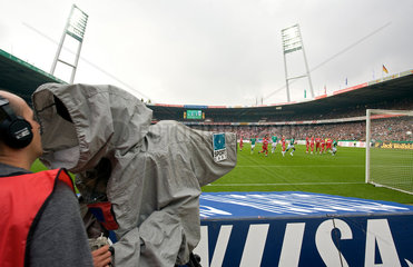 Bremen  Fernsehkamera waehrend eines Fussball-Bundesliga Spiels im Weserstadion