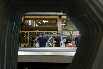 Saarlouis  Deutschland  Ford-Werke in Saarlouis  Bearbeitung von Seitenteilen