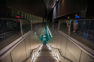 Singapur  Republik Singapur  Treppenzugang zur U-Bahnstation Stadium