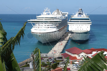 St. Georges  Grenada  Kreuzfahrtschiffe im Hafen von St. George