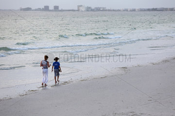 Pass a Grille  USA  Mutter und Sohn machen einen Spaziergang am Strand