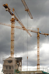 Berlin  Deutschland  Baukraene auf der Baustelle am Tempelhofer Hafen