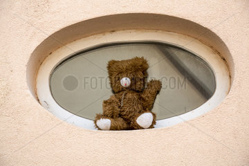 Weissenburg  Frankreich  ein Teddybaer in einem Fenster