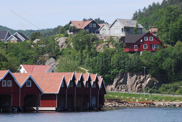 Lindesnes  Norwegen  Boots- und Wohnhaeuser am Wasser in der Provinz Vest-Agder