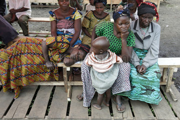 Minova  Demokratische Republik Kongo  kranke Fluechtlinge warten auf Hilfe