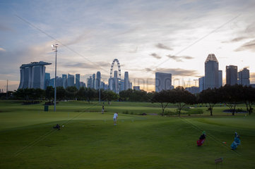 Singapur  Republik Singapur  Golfspieler auf einem Golfplatz an der Marina Bay