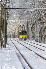 Berlin  Deutschland  Tram im Schnee
