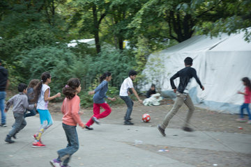 Berlin  Deutschland  Kinder spielen Fussball beim Lageso