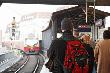 Berlin  Deutschland  Menschen am S-Bahnhof Friedrichstrasse