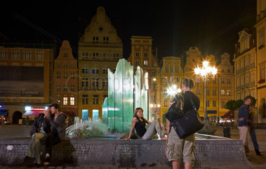 Breslau  Polen  der Springbrunnen auf dem Marktplatz (Rynek) am Abend