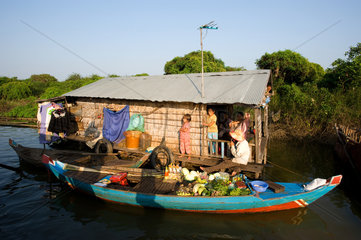 Chong Kneas  Kambodscha  das Boot einer Gemuesehaendlerin vor einem Hausboot