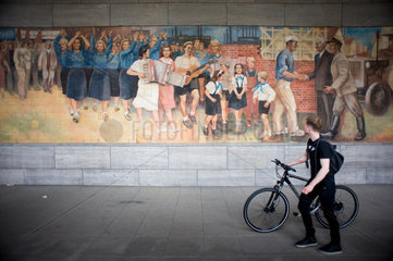 Berlin  Deutschland  Wandbild Aufbau der Republik von Max Lingner in der Pfeilervorhalle