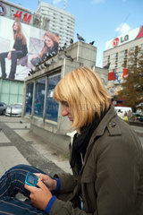 Warschau  Polen  junge Frau mit ihrem Handy im Stadtzentrum