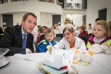 Berlin  Deutschland  Bundesgesundheitsminister Daniel Bahr  FDP  zu Besuch im Teddybaerkrankenhaus