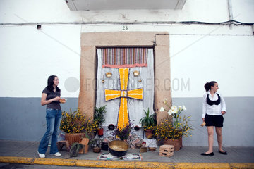 Valencia de Alcantara  Spanien  Frauen vor einem geschmueckten Hauseingang