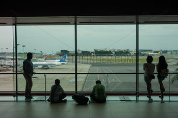 Singapur  Republik Singapur  Menschen im Besucherbereich des Flughafen Singapur