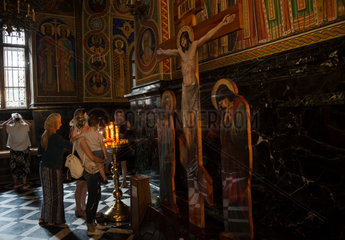 Chisinau  Moldau  Besucher in der Kathedrale der Geburt des Herrn