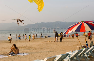 Patong  Thailand  Touristen am Patong Strand auf Ko Phuket beim Parasailing
