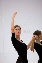 Freiburg  Deutschland  eine junge Balletttaenzerin