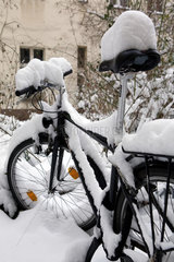 Berlin  Deutschland  voellig zugeschneites Fahrrad