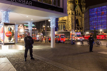 Berlin  Deutschland  Polizeieinsatz auf dem Weihnachtsmarkt am Breitscheidplatz