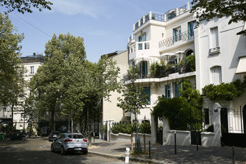 Paris  Ile-de-France  Frankreich - Wohnhaeuser in der vornehmen Avenue Junot  die zum Huegel Montmartre hinauffuehrt.