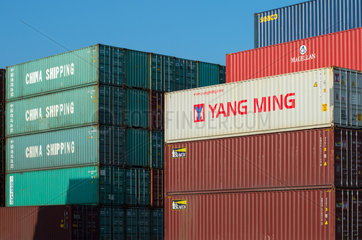 Genua  Italien  Containerstapel im Hafen