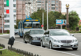 Bender  Republik Moldau  Mercedesse im Stadtzentrum  dahinter Trolleybus