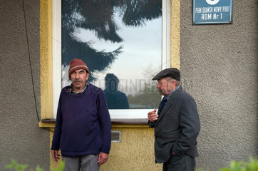 Danzig  Polen  Bewohner eines Maennerwohnheims bei der Zigarettenpause
